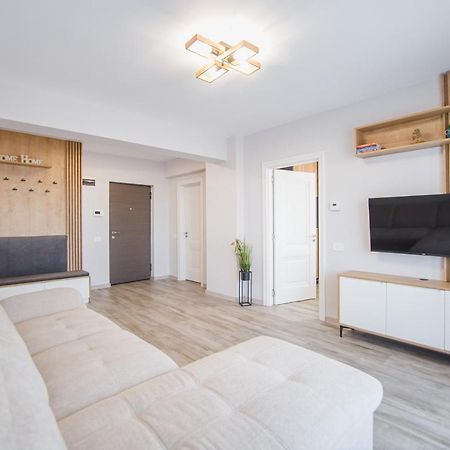 Creamy Wood Haven Apartment Oradea Exterior photo