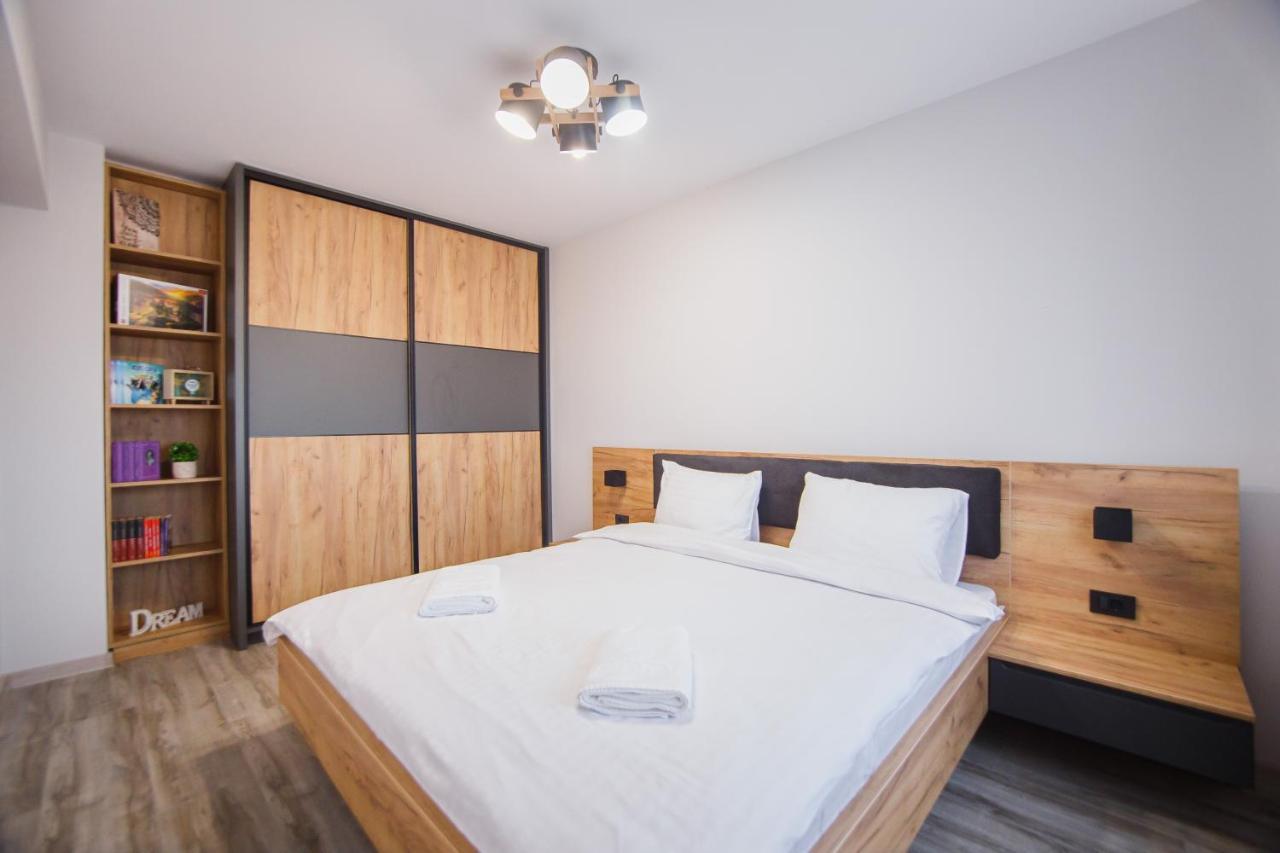 Creamy Wood Haven Apartment Oradea Exterior photo