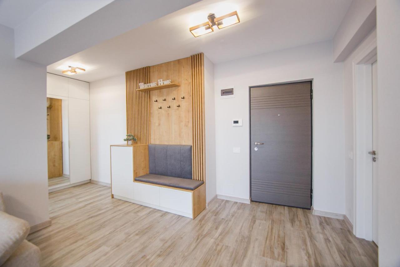 Creamy Wood Haven Apartment Oradea Exterior photo