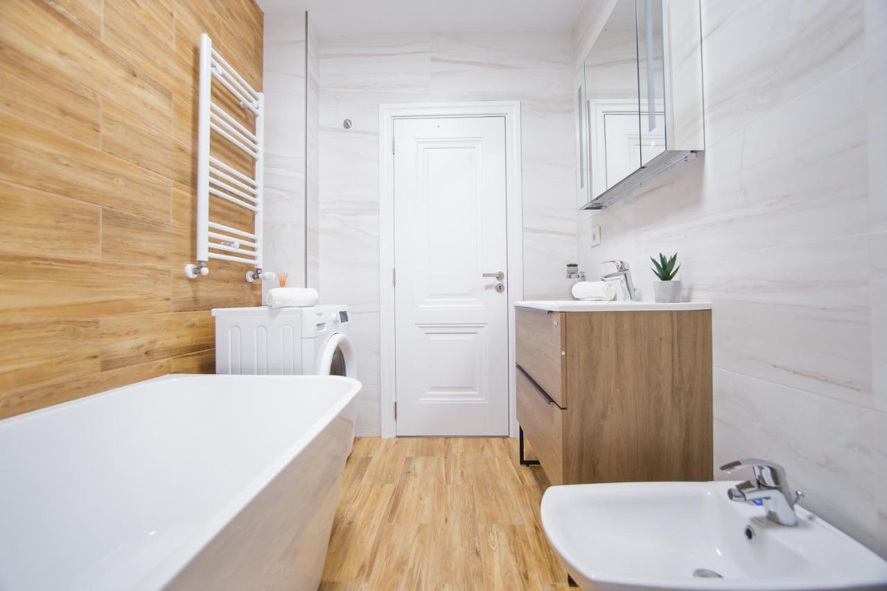 Creamy Wood Haven Apartment Oradea Exterior photo