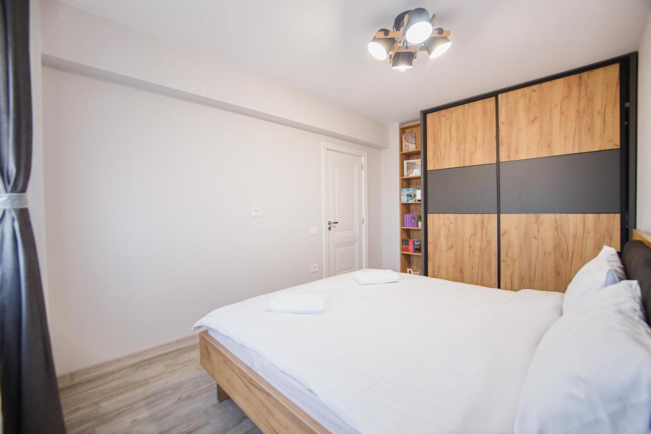 Creamy Wood Haven Apartment Oradea Exterior photo