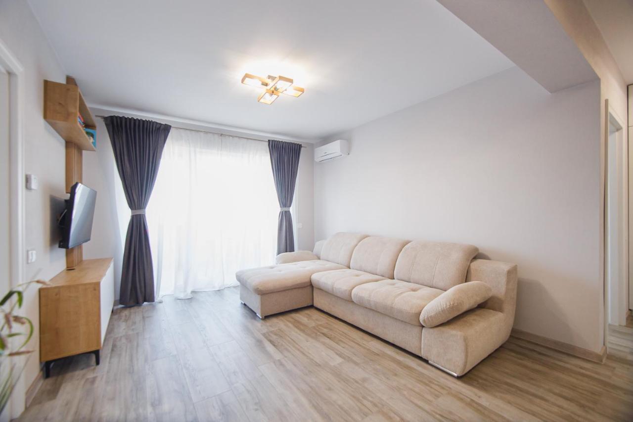 Creamy Wood Haven Apartment Oradea Exterior photo