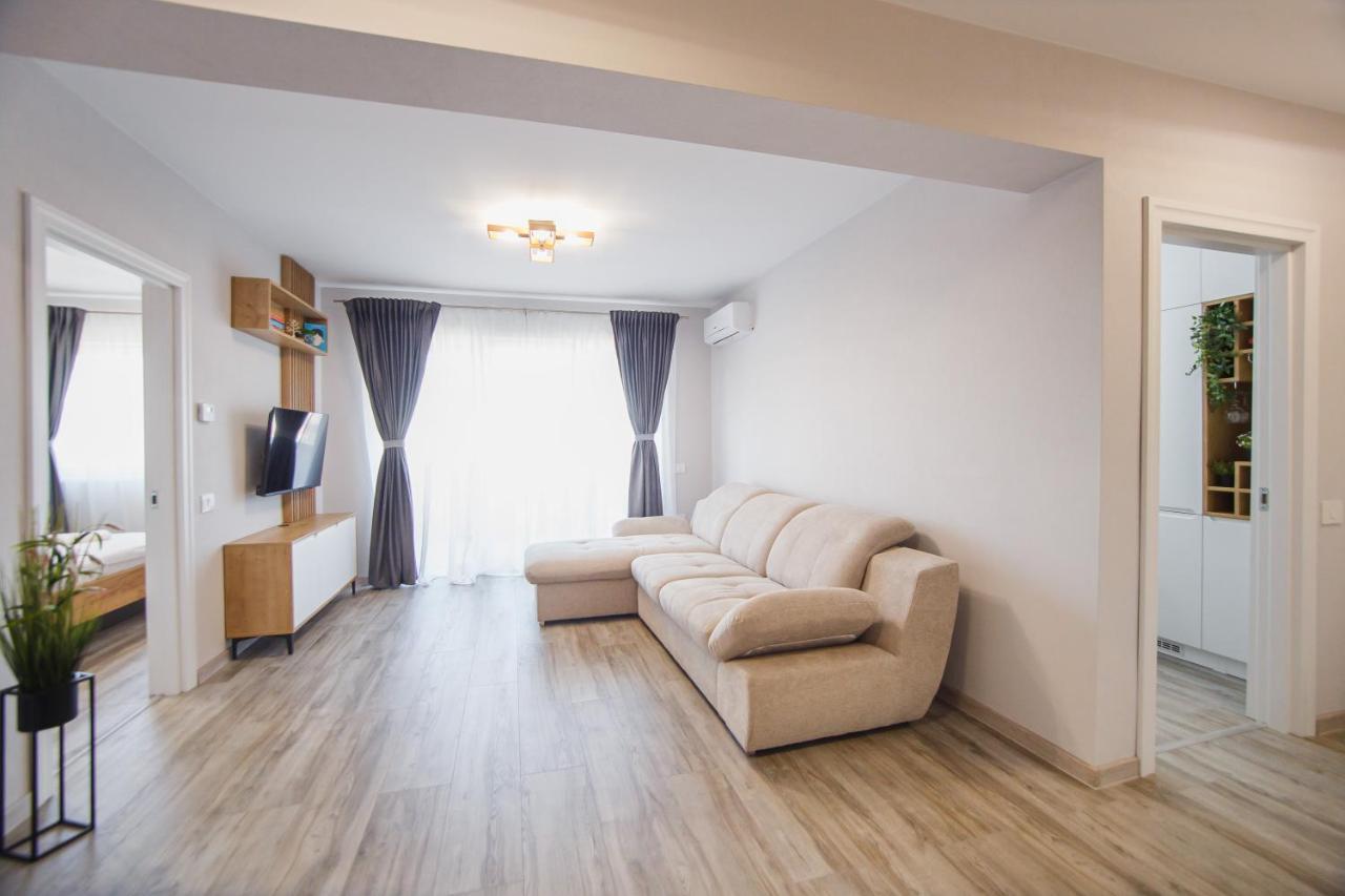 Creamy Wood Haven Apartment Oradea Exterior photo