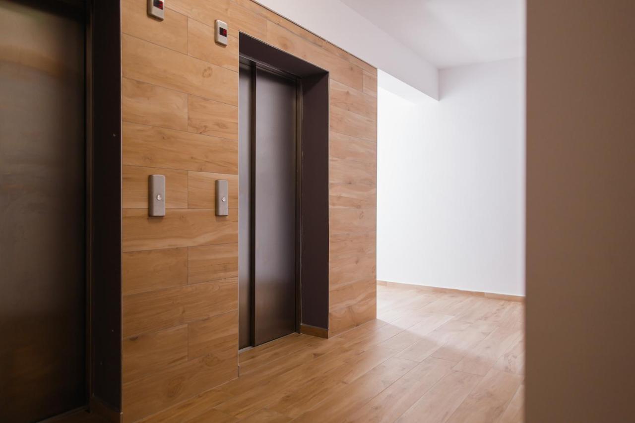 Creamy Wood Haven Apartment Oradea Exterior photo