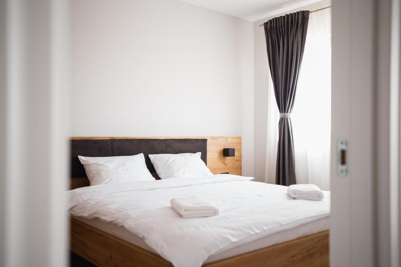 Creamy Wood Haven Apartment Oradea Exterior photo