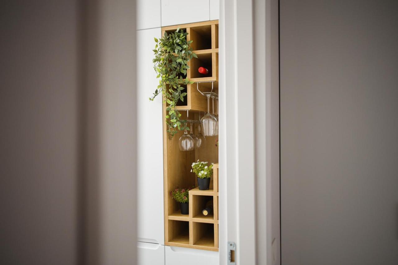 Creamy Wood Haven Apartment Oradea Exterior photo